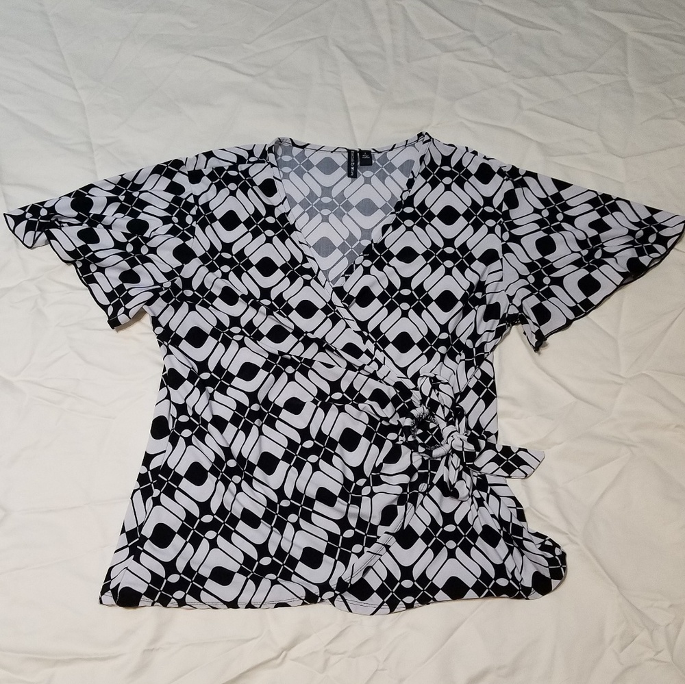 Essentials by Milano Black & White Tie Side Blouse